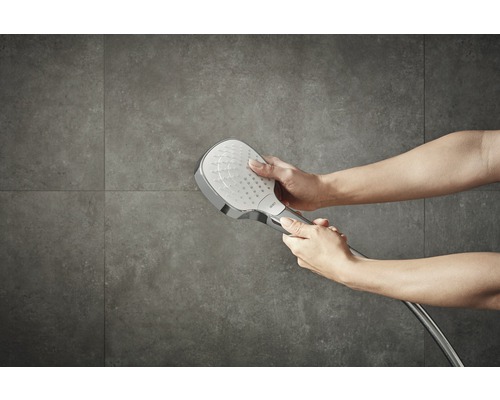 Duș de mână din metal cu furtun de duș ținut de două mâini