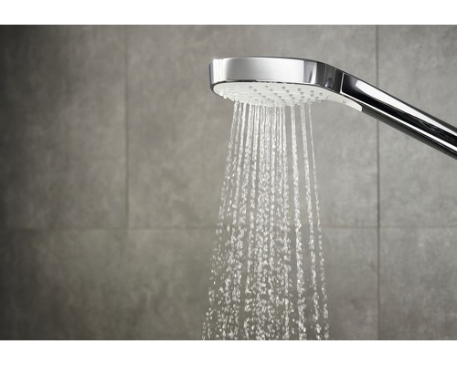 Duș de mână cu apă curgătoare