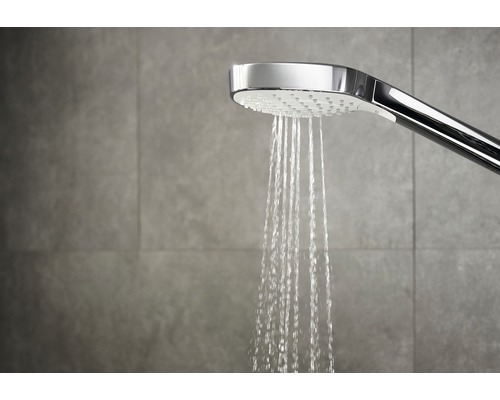 Duș de mână cu apă curgătoare în baie