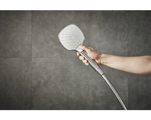 Mână care ține o pară de duș