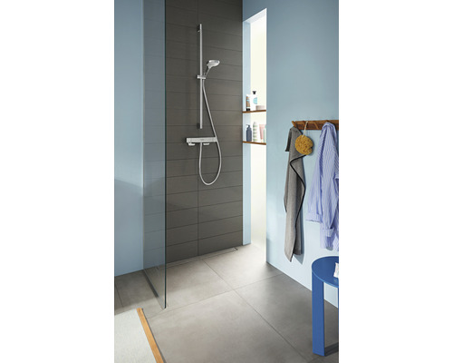 Baie modernă cu duș, robinet și suport pentru prosoape