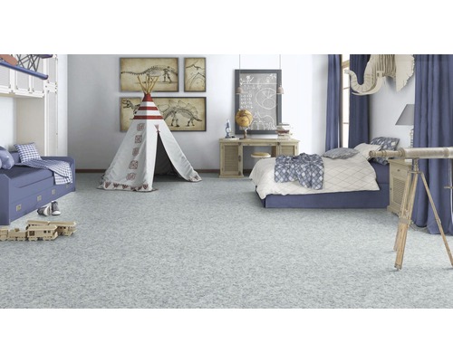 Cameră pentru copii cu cort de joacă, pat, birou și podea de plută.