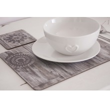 Decor de masă cu suporturi de masă cu design de lemn și un bol cu o inimă