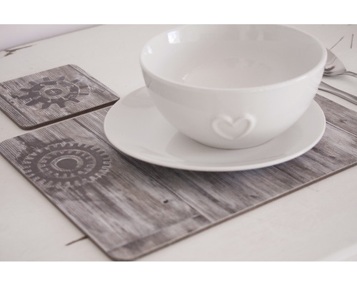 Decor de masă cu suporturi de masă cu design de lemn și un bol cu o inimă