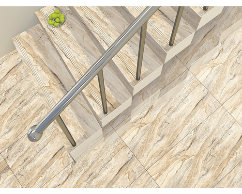 Scară și pardoseală cu gresie cu aspect de marmură și balustradă din oțel inoxidabil.