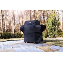 Grătar acoperit cu logo-ul Char-Broil în grădină