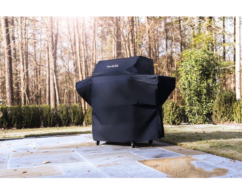 Grătar acoperit cu logo-ul Char-Broil în grădină