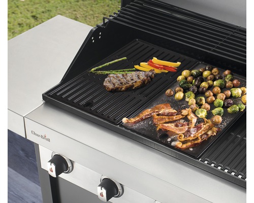 Grătar cu friptură, bacon, legume și cartofi pe grătar