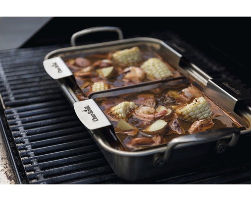 Tigaie de grătar Char-Broil cu fructe de mare, porumb și cartofi pe un grătar