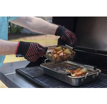 Persoană cu mănuși de bucătărie preparând mâncare la grătar.