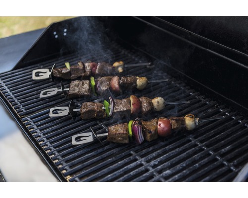 Grătar cu patru frigărui cu carne și legume