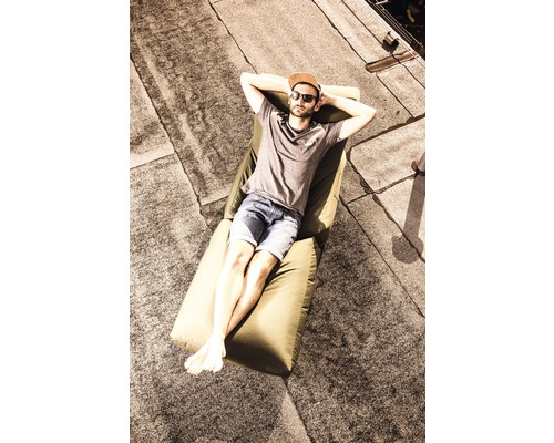 Bărbat relaxându-se pe un puf de exterior