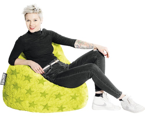 Femeie stând într-un sac de fasole verde deschis cu model de stele