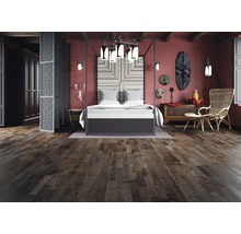 Dormitor cu pat cu baldachin, podea din lemn și elemente decorative în stil etnic