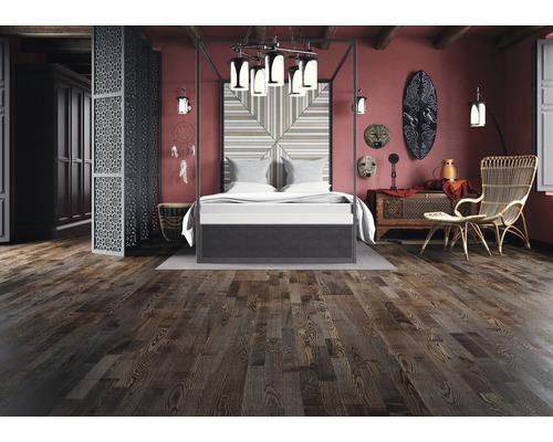 Dormitor cu pat cu baldachin, podea din lemn și elemente decorative în stil etnic