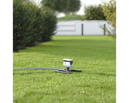 Aspersor de gazon cu furtun pe gazon