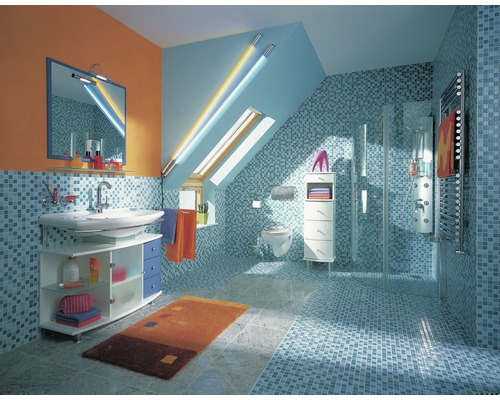 Baie cu chiuvetă, oglindă, duș și toaletă sub o fereastră de mansardă.