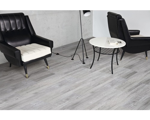 Scenă de interior cu podea de vinil, fotolii și măsuță laterală