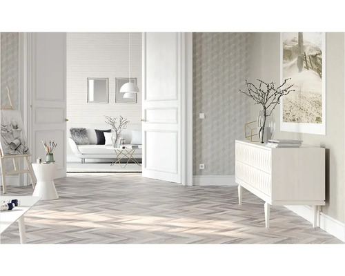 Cameră luminoasă cu parchet în model herringbone, comodă și atelier de artă