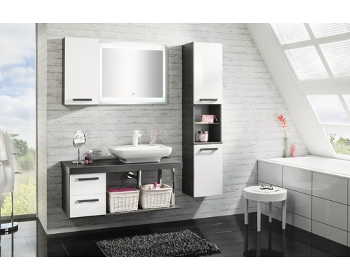 Baie modernă cu lavoar, dulap cu oglindă, dulap înalt și cadă.