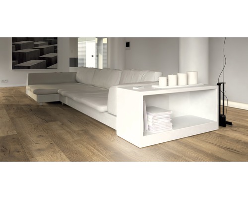 Cameră de zi luminoasă cu podea laminată, canapea și măsuță laterală