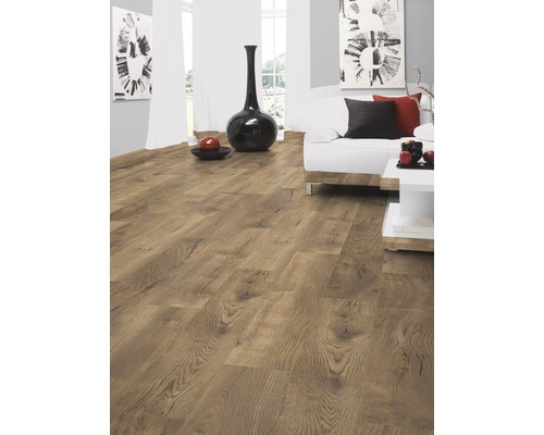 Living cu parchet laminat cu aspect de lemn, canapea și decorațiuni