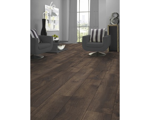 Cameră de zi cu podea laminată cu aspect de lemn, fotolii și fațadă cu ferestre