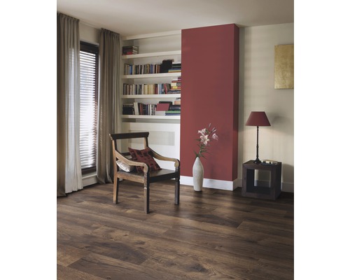 Cameră de zi cu podea laminată cu aspect de lemn, fotoliu și bibliotecă