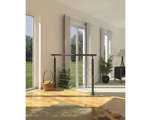 Cameră luminoasă cu balustradă, ferestre și decorațiuni pentru un ambient confortabil