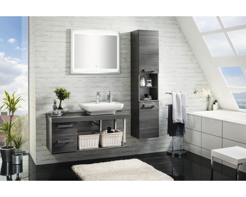 Baie modernă cu lavoar, oglindă, dulap înalt și cadă într-o cameră luminoasă.