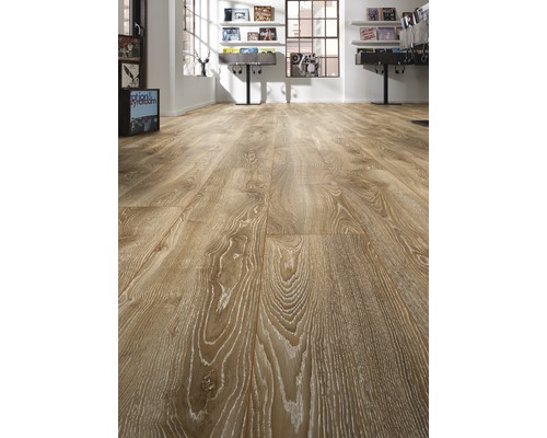 Parchet laminat montat într-o cameră luminoasă