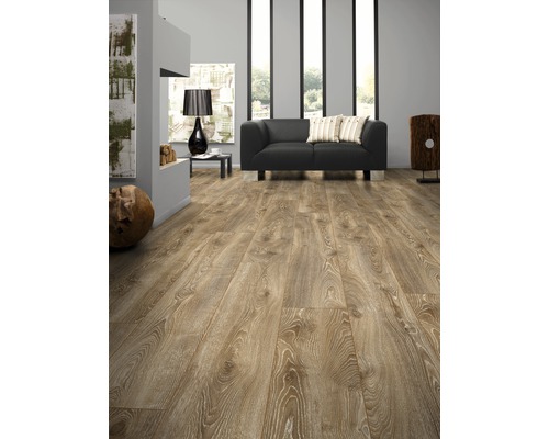 Living cu podea laminată, canapea și decorațiuni