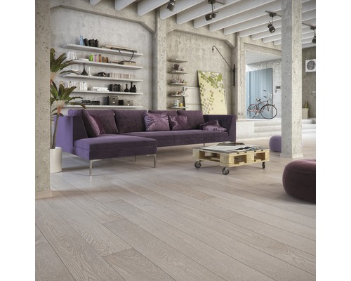 Cameră de zi cu podea din lemn, canapea și rafturi