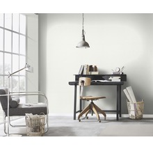 Birou luminos cu birou, scaun, lampă și decorațiuni