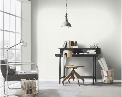 Birou luminos cu birou, scaun, lampă și decorațiuni