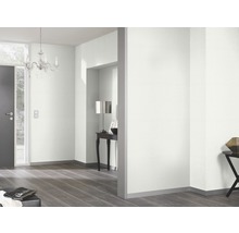 Cameră luminoasă cu ușă, lustră și podea din lemn.