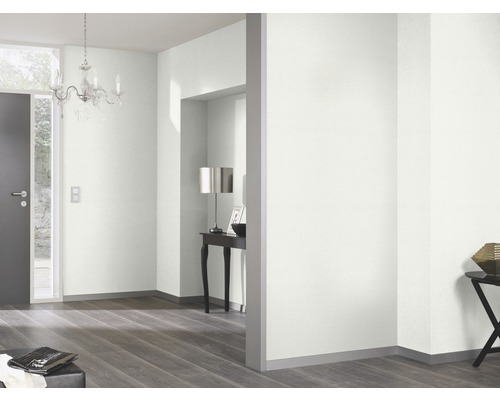 Cameră luminoasă cu ușă, lustră și podea din lemn.