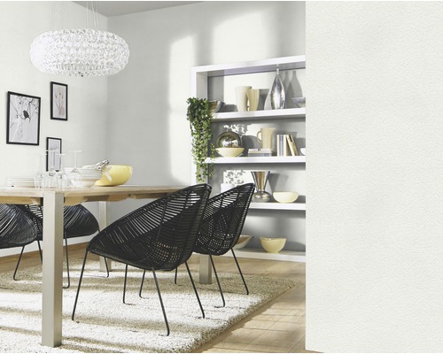 Sufragerie cu masă, scaune, lustră și raft