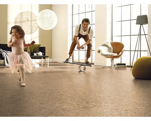 Sufragerie cu podea de plută, fetiță jucându-se și bărbat pe placă de echilibru