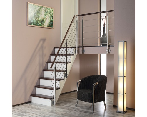 Interior cu scări, fotoliu și lampă de podea.