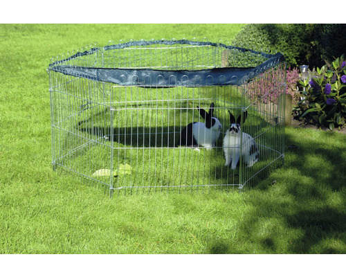 Țarc metalic de exterior cu doi iepuri în grădină