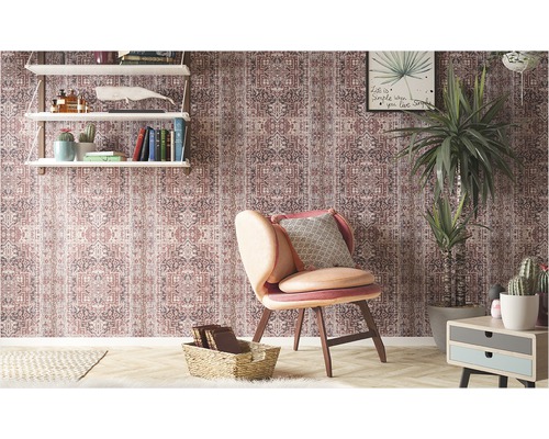 Cameră de zi cu tapet cu model, fotoliu, raft și plantă de interior