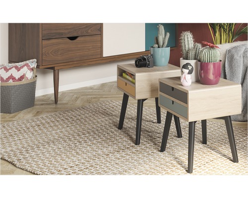 Living decorativ cu două măsuțe laterale, covor și comodă