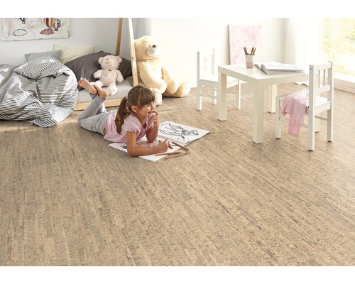 Cameră luminoasă pentru copii cu podea din plută, mobilier pentru copii și fetiță care se joacă