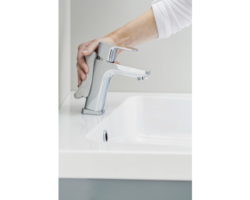 Curățarea unei baterii cu o cârpă pe o chiuvetă