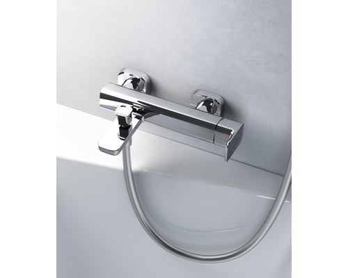 Baterie de cadă montată pe perete cu furtun de duș