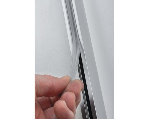 Mâna introduce profilul de etanșare într-o șină de profil din aluminiu