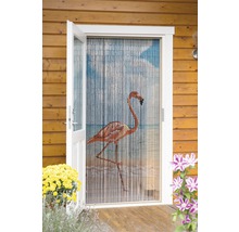 Ușă cu o perdea de bambus cu motiv flamingo.