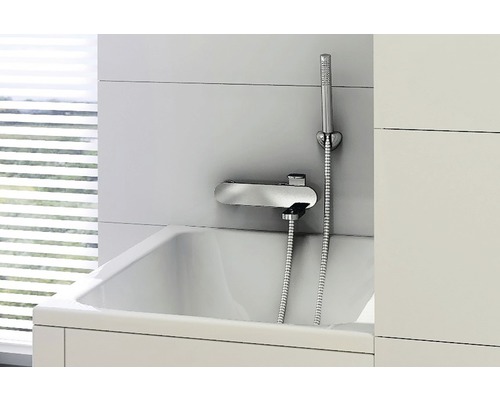 Baie cu cadă și robinet