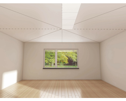 Cameră luminoasă cu fereastră de mansardă, podea din lemn și fereastră cu vedere la verdeață.